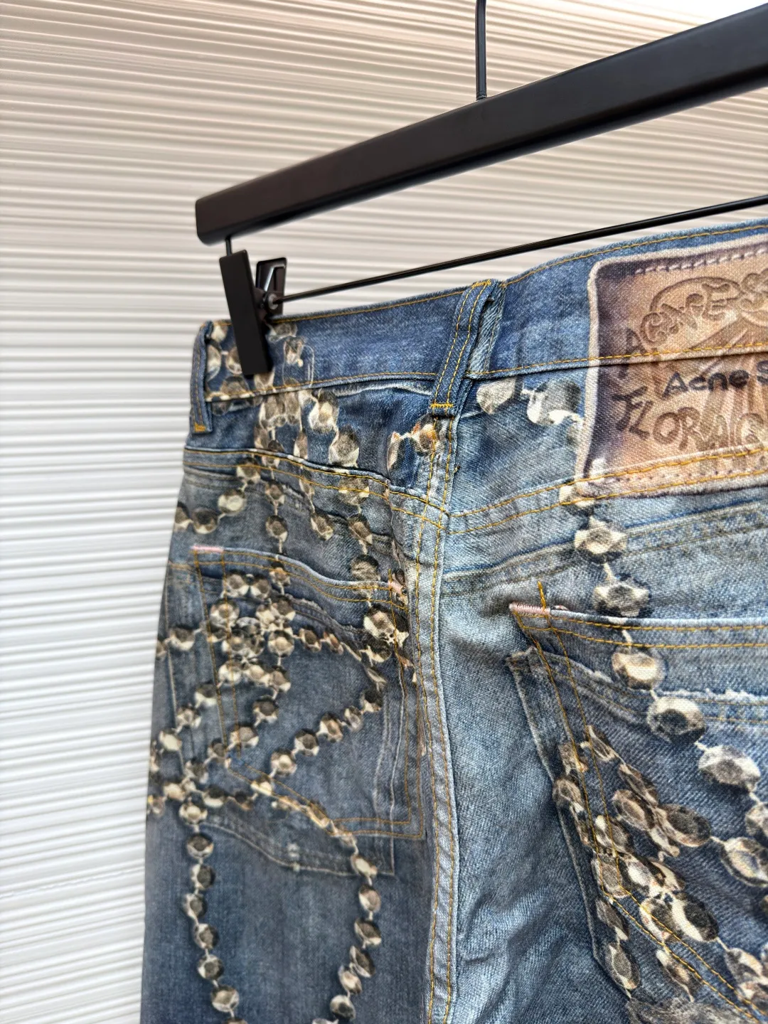 Acne Studios 1981 crystal bow 3D trompe l'oeil bear print jeans ●Original version: 4799 purchase and development ●Item number: 1681621-A80 ●Fabric: denim fabric ●Technology: Printed washed production ●Color: washed blue ●Version: loose fit ●Weight: about 695 grams ●Size: XS-S-M-L-XL-XXL ●Description: These jeans are made of high-density pure cotton denim fabric, which has been treated with a special stonewashing process to show a natural distressed effect and a unique worn texture, while ensuring the stiffness and wear resistance of the fabric. The straight silhouette has a smooth cut and the waistline is designed to fit ergonomics, making it comfortable to wear and allow for freedom of movement. The trousers are decorated with complex bead chains and metal rivets, with exquisite craftsmanship, strong three-dimensional effect and exquisite details. The splicing of the front and back pieces adopts flat-turn open-stitching technology. The stitching is even and neat, and the lines are clear and smooth. The edges of the pockets and trouser legs are reinforced to ensure durability and aesthetics. The hardware accessories have outstanding texture, the zippers are smooth and durable, and the feet are designed with natural curling edges, which not only retains the classic style of denim items, but also incorporates modern design language. From fabric selection, tailoring and production to detail processing, they all reflect the ultimate pursuit of quality and craftsmanship. They are suitable for various occasions and show a fashion attitude that coexists elegance and practicality. The overall wiring is straight and delicate, the fabric is comfortable and soft, and the color is consistent without color difference. It can be matched with the same style to create a fashionable look and control various occasions. Customized accessories, complete with three standards, same style for men and women!